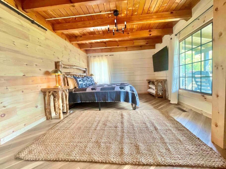 Modern Lake Side Nest• Hotub Fenced Yard King Beds Севьервилл Экстерьер фото