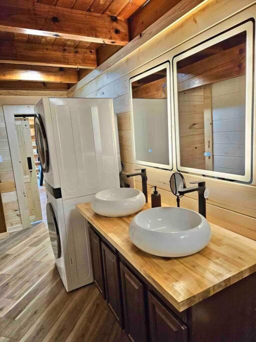 Modern Lake Side Nest• Hotub Fenced Yard King Beds Севьервилл Экстерьер фото