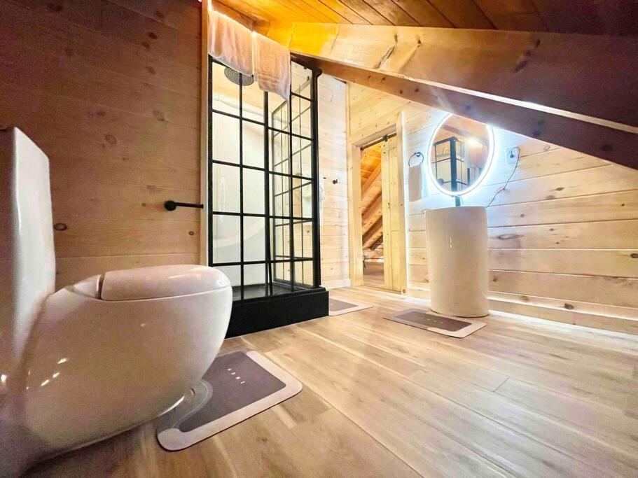 Modern Lake Side Nest• Hotub Fenced Yard King Beds Севьервилл Экстерьер фото
