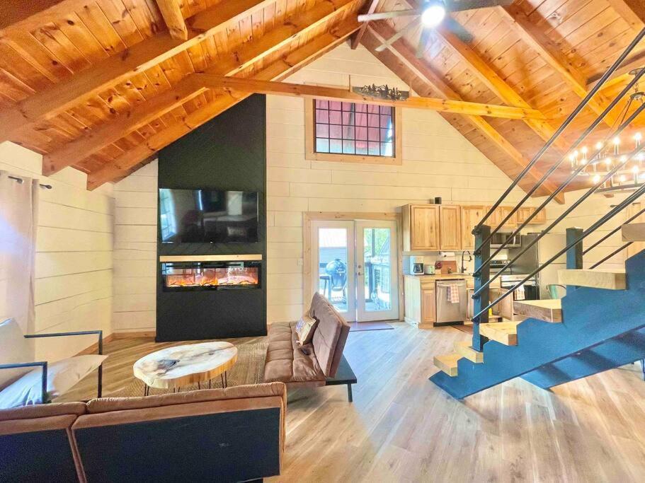 Modern Lake Side Nest• Hotub Fenced Yard King Beds Севьервилл Экстерьер фото