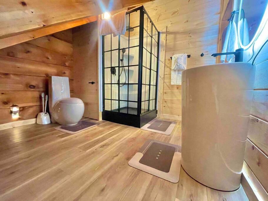 Modern Lake Side Nest• Hotub Fenced Yard King Beds Севьервилл Экстерьер фото