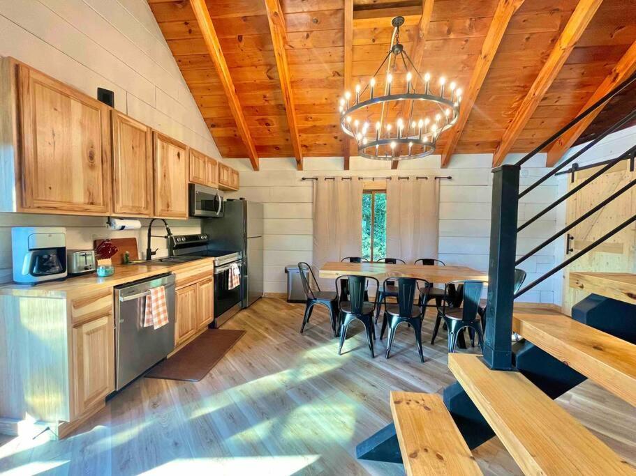 Modern Lake Side Nest• Hotub Fenced Yard King Beds Севьервилл Экстерьер фото