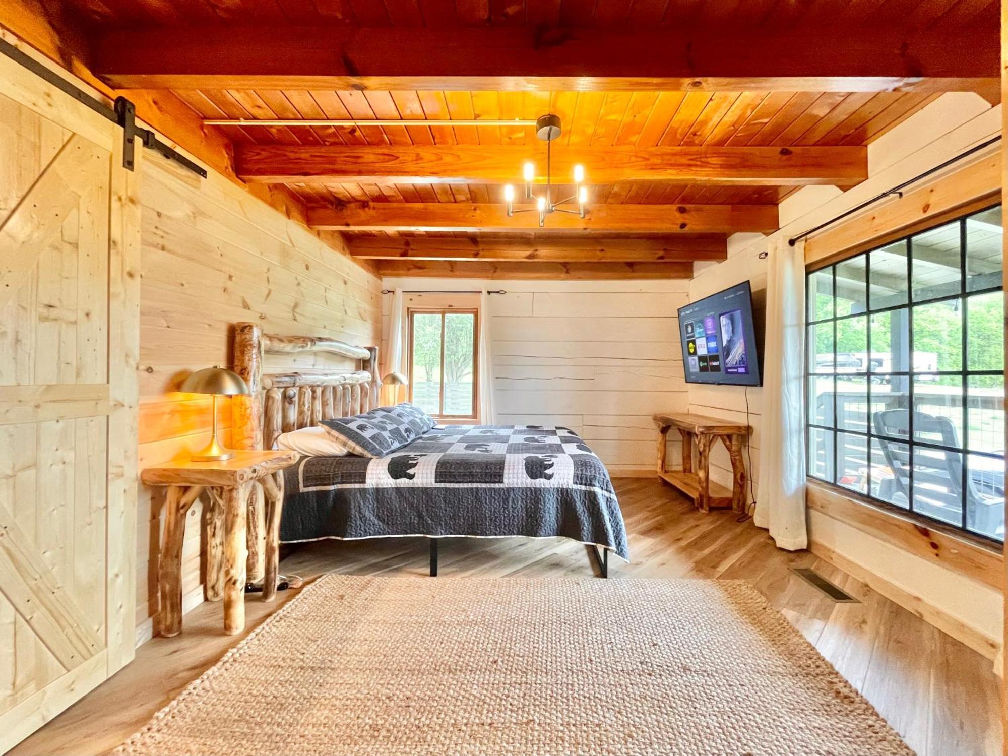 Modern Lake Side Nest• Hotub Fenced Yard King Beds Севьервилл Экстерьер фото